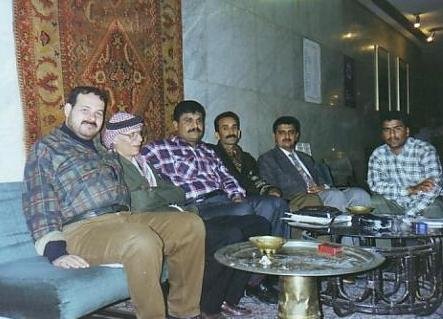 من اليمين الشاعر المرحوم رشيد حميد وبقية الاصدقاء في فندق المنصور 